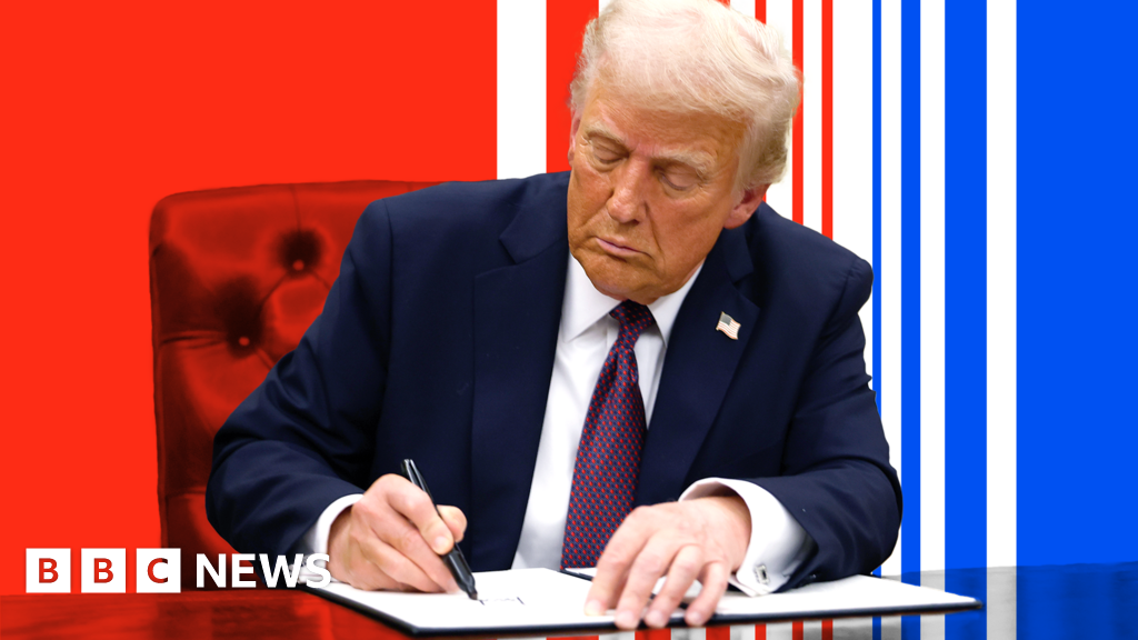 Kokius vykdomuosius įsakymus Trumpas pasirašė pradėjęs eiti pareigas?